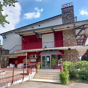 Hotel Logis - Et Restaurant Le Relais Des Garrigues